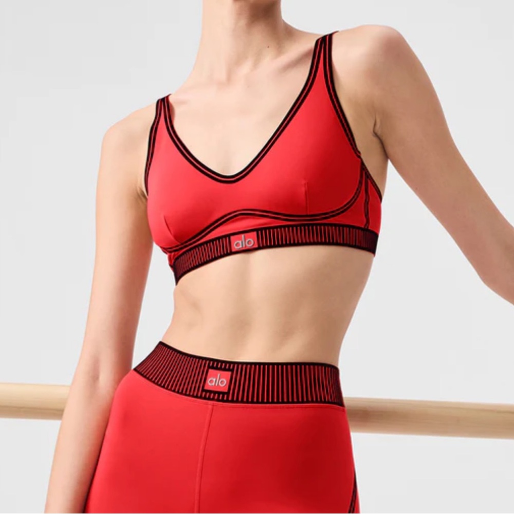 Alo yoga airlift line up bra Red hot summer